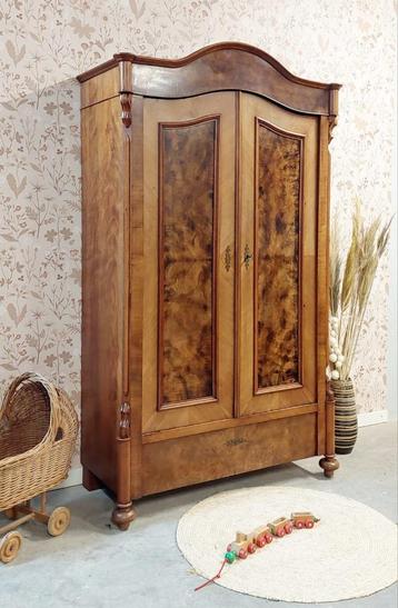 Antieke noten houten Art Deco toogkast/linnenkast ‘Julia’ beschikbaar voor biedingen