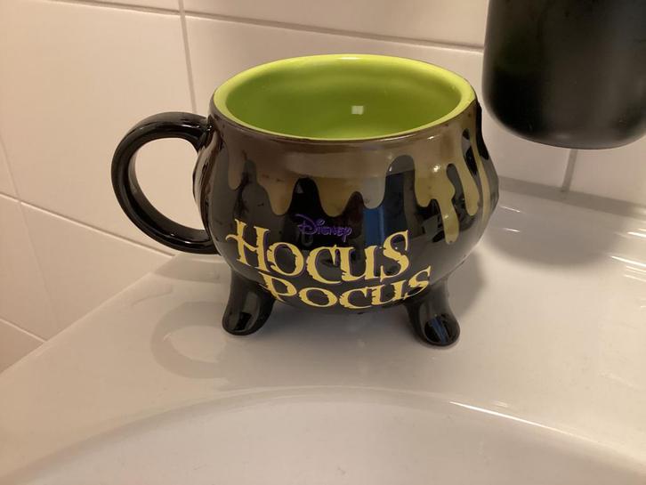 Disney halloween Hokus pokus mug/spoon changing colour, Verzamelen, Disney, Zo goed als nieuw, Servies, Ophalen