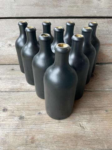 Zwarte aardewerk flessen beschikbaar voor biedingen