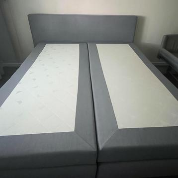 Licht grijze Karlsson boxspring 160x200 in super goede staat beschikbaar voor biedingen