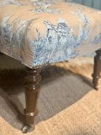 Prachtige antieke stoel, nieuw gestoffeerd, beige met blauw, Ophalen
