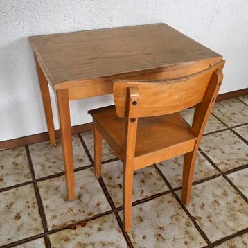 Vintage schoolmeubilair, tafeltje en stoeltje, jaren 70 beschikbaar voor biedingen