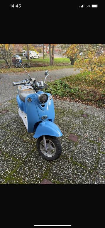 Blauwe (snor) scooter met blauw kenteken beschikbaar voor biedingen