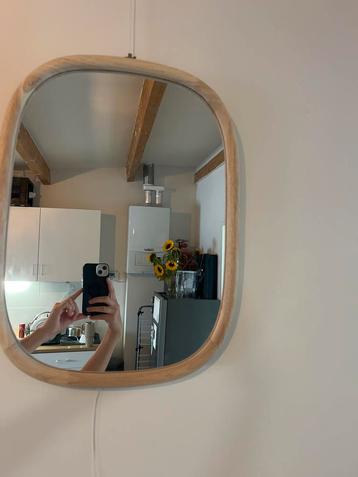 Spiegel met Houten Frame beschikbaar voor biedingen