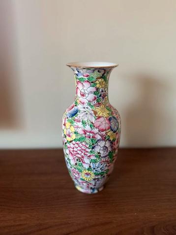 Chinese Mille Fleur Vaas - 27cm Hoogte beschikbaar voor biedingen