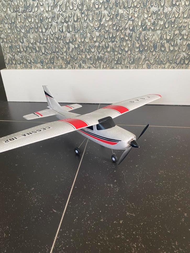 Vliegtuig Cessna 182 – Nieuw in doos, Hobby en Vrije tijd, Modelbouw | Radiografisch | Vliegtuigen, Nieuw, Elektro, RTF (Ready to Fly)