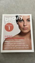 Beautylevel basics 1 boek, Ophalen of Verzenden, Gelezen, Mode algemeen