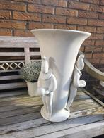 Bijzondere Vaas met Figuren - 48 cm hoog, Gebruikt, Wit, Aardewerk of Porselein, Ophalen of Verzenden