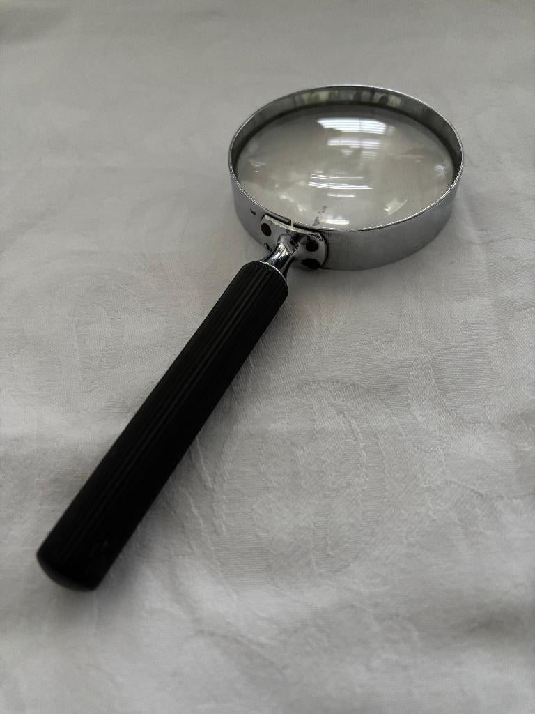 Vintage loep met metalen montuur en zwart kunststof handvat., Ophalen of Verzenden