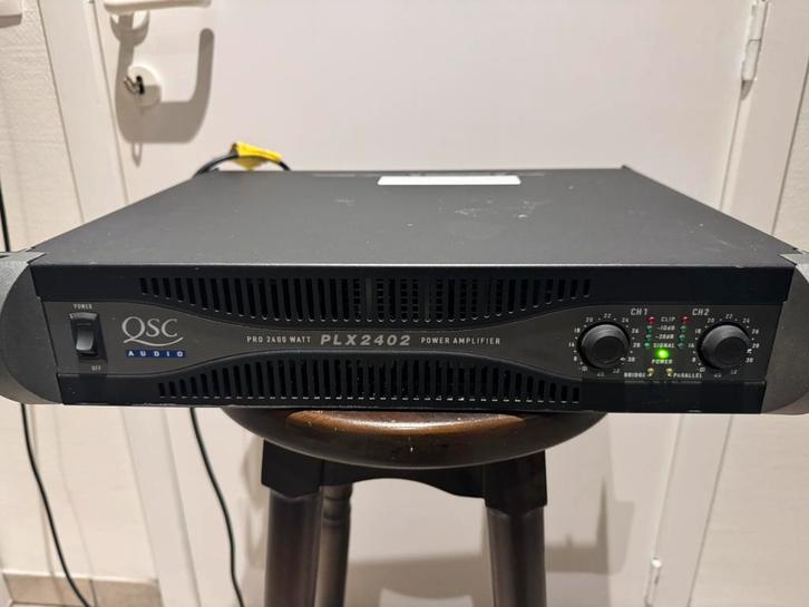 QSC PLX2402 power amplifier, Audio, Tv en Foto, Professionele Audio-, Tv- en Video-apparatuur, Zo goed als nieuw, Audio, Ophalen of Verzenden