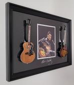 Elvis Presley miniatuur gitaren van hout op een lijst deco, Verzamelen, Muziek, Artiesten en Beroemdheden, Info@deconoord.nl, Deco Noord