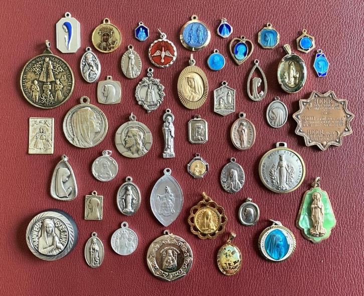 45 religieuze medailles Katholiek emaille,zilver enz, Verzamelen, Religie, Gebruikt, Christendom | Katholiek, Ophalen of Verzenden