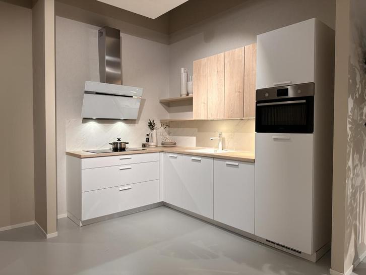 Nette Showroom Hoekkeuken In Scandinavisch Design!, Huis en Inrichting, Keuken | Complete keukens, Nieuw, Hoekkeuken, Wit, Kunststof