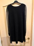 Prachtige zwarte jurk met apart doorschijnende mouw in S, Ophalen of Verzenden, Zo goed als nieuw, Maat 36 (S), Zwart
