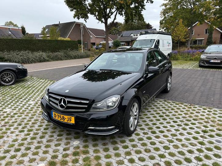 Mercedes Benz C180 Sedan 2011 Zwart, Auto's, Mercedes-Benz, Particulier, Benzine, Sedan, Handgeschakeld, Geïmporteerd, Zwart, Voorwielaandrijving