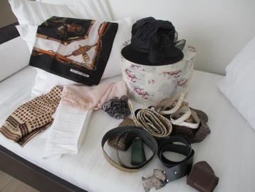 oude hoedendoos met allemaal spullen erin beschikbaar voor biedingen