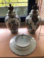 Polychroom kaststel met bord, Antiek en Kunst, Antiek | Vazen, Ophalen of Verzenden