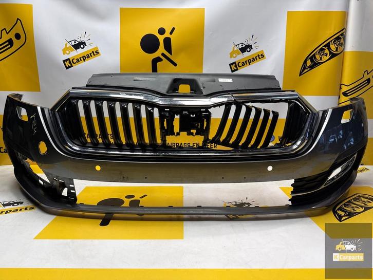 SKODA OCTAVIA 4 VOORBUMPER PDC KLS 5E3807221 BUMPER, Auto-onderdelen, Carrosserie en Plaatwerk, Bumper, Skoda, Voor, Gebruikt