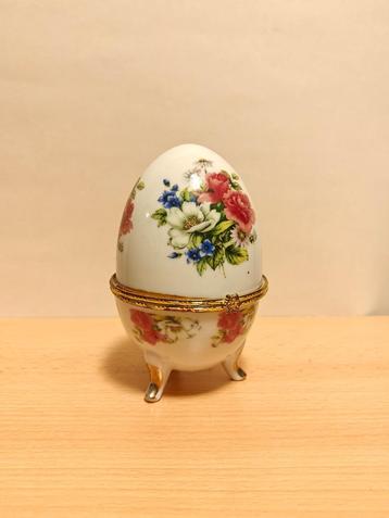 Mooi sier ei doosje met bloem decoratie beschikbaar voor biedingen