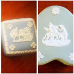 2 Engelse wedgwood jasperware reliefdecor dekseldoos 1965, Antiek en Kunst, Ophalen of Verzenden