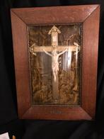 Antieke Kruisbeeld in Lijst met Koepelglas, Antiek en Kunst, Antiek | Religie, Ophalen of Verzenden