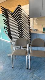 Stapelbare & Koppelbare Stoelen - Grijze Stof, Huis en Inrichting, Stoelen, Gebruikt, Ophalen of Verzenden, Metaal, Grijs