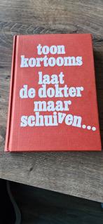 Toon Kortooms - Laat de dokter maar schuiven, Ophalen of Verzenden, Gelezen, Toon Kortooms, Anekdotes en Observaties