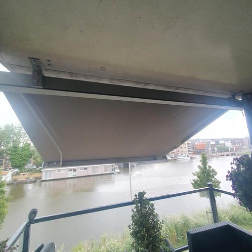 Electrische zonwering - lichtgrijs - 3,5 meter breed, Tuin en Terras, Zonneschermen, Zo goed als nieuw, Knikarmscherm, 150 tot 300 cm