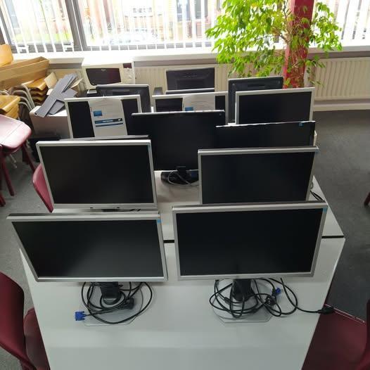 13 monitoren te koop! 22"x5, 20"x3, 19"x1, 17"x3, 15"x1, Computers en Software, Monitoren, Gebruikt, 60 Hz of minder, Overige typen