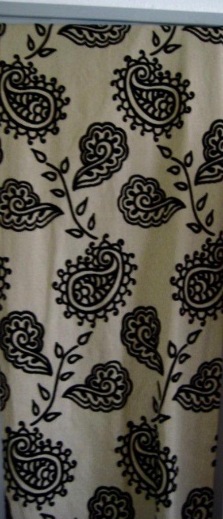 1 STEVIG DICHT GORDIJN BEIGE /BRUIN ,MET RINGEN, Huis en Inrichting, Stoffering | Gordijnen en Lamellen, Zo goed als nieuw, 200 cm of meer