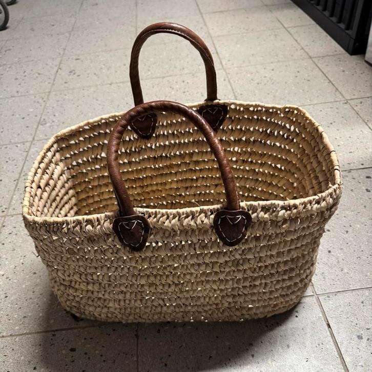 Partij 30 Nieuwe rieten mand met lederen handvaten, Huis en Inrichting, Woonaccessoires | Schalen en Manden, Nieuw, Mand, Rechthoekig