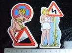 2x sticker verkeersborden babe pin-up zuster bikini vintage, Verzamelen, Auto of Motor, Zo goed als nieuw, Verzenden