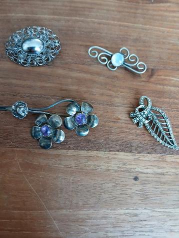 4 vintage broches beschikbaar voor biedingen