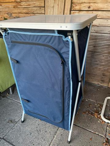 Campingkastje met 3 planken beschikbaar voor biedingen