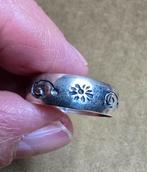 Zilveren band ring met fantasie versiering, Gebruikt, Ophalen of Verzenden, 17 tot 18, Dame