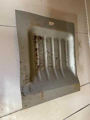 Bodemplaat links achter 658862 Volvo Amazon P120 P130 P121 beschikbaar voor biedingen