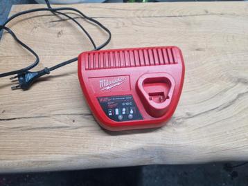 Milwaukee M12 12V Lader - Zo Goed Als Nieuw beschikbaar voor biedingen