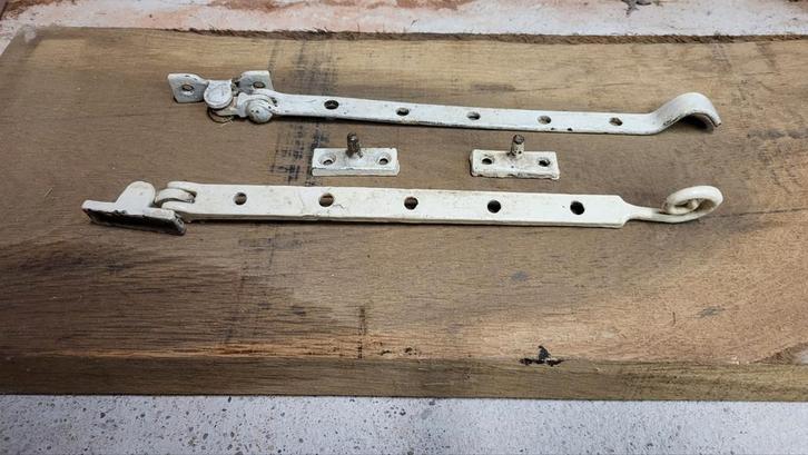 2 Vintage raamuitzetters, Doe-het-zelf en Verbouw, Hang- en Sluitwerk, Gebruikt, Overige typen, IJzer, Ophalen of Verzenden