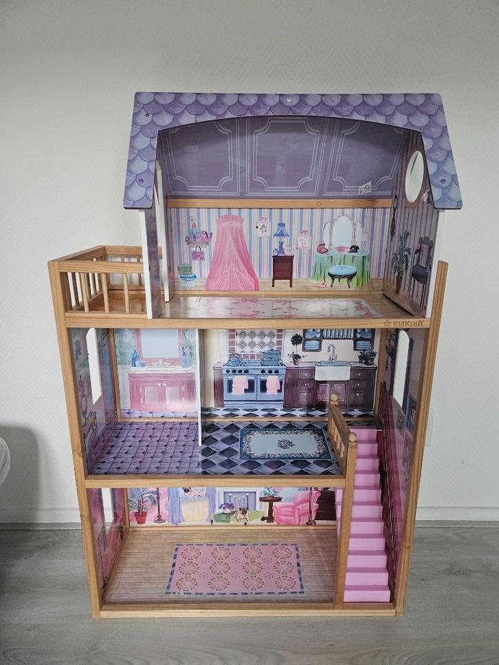 Barbiehuis Kidskraft inclusief meubels, barbies, kleding etc, Kinderen en Baby's, Speelgoed | Poppenhuizen, Gebruikt, Poppenhuis