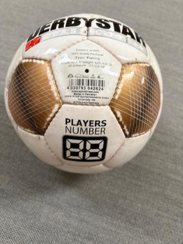 voetbal beschikbaar voor biedingen