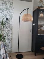 Mooie Vloerlamp met Rotan Kap, Huis en Inrichting, Lampen | Vloerlampen, Ophalen, Zo goed als nieuw, Metaal, Modern
