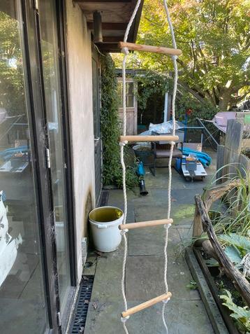 Houten ladder met touw beschikbaar voor biedingen