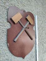 Decoratief Schild met Gekruiste Hamers, Antiek en Kunst, Ophalen of Verzenden