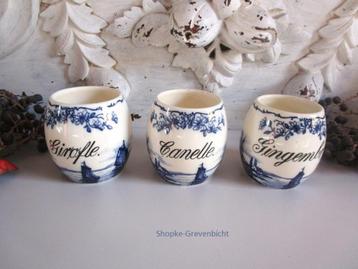 3 kleine oude voorraadpotjes beschikbaar voor biedingen