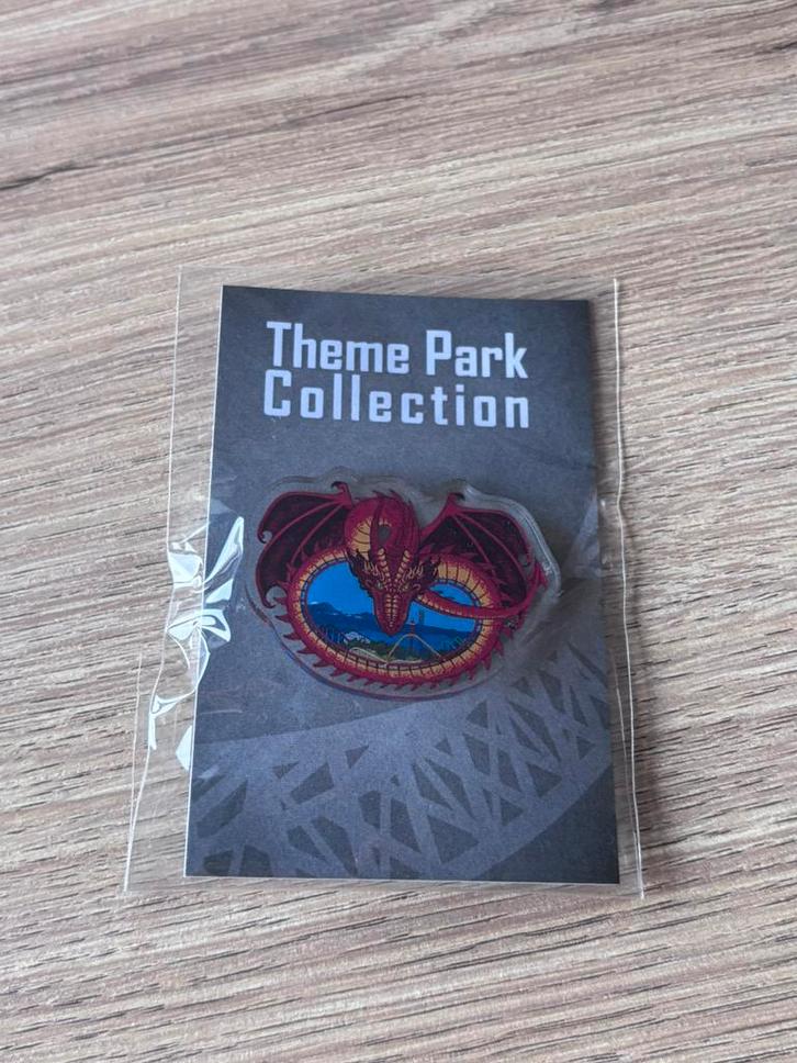 Tatsu pin six flags, Verzamelen, Efteling, Zo goed als nieuw, Button of Speldje, Verzenden