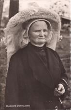 Brabants Dorpsleven 44 Oisterwijk klederdracht vrouw poffer, Verzamelen, Ansichtkaarten | Nederland, Verzenden, 1940 tot 1960