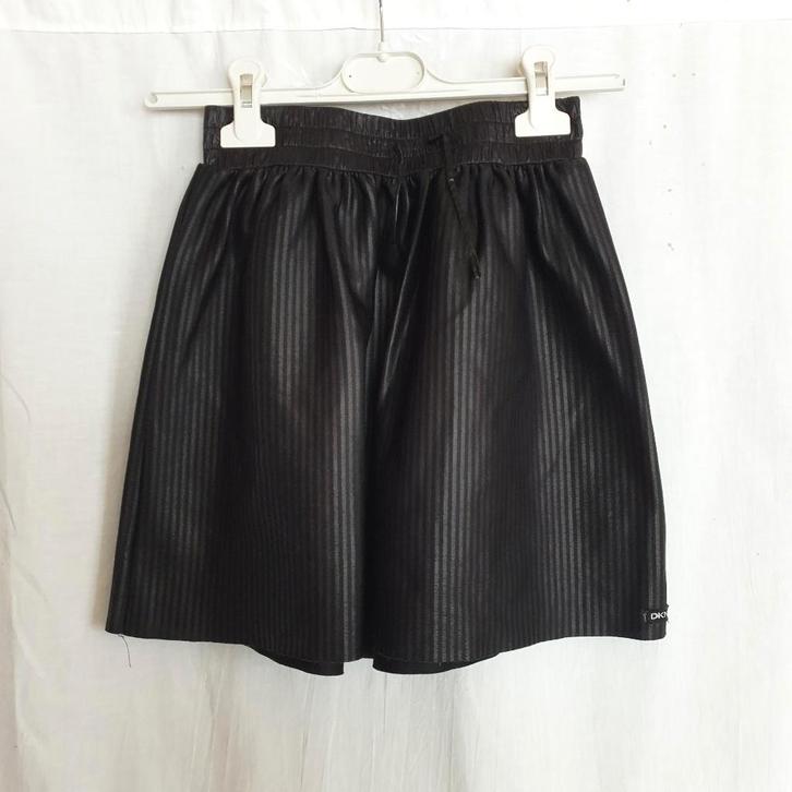 Stoere zwarte minirik mt XS merk DKNY, Kleding | Dames, Rokken, Zo goed als nieuw, Maat 34 (XS) of kleiner, Zwart, Boven de knie