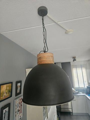 Mooie hanglamp met houten accent beschikbaar voor biedingen