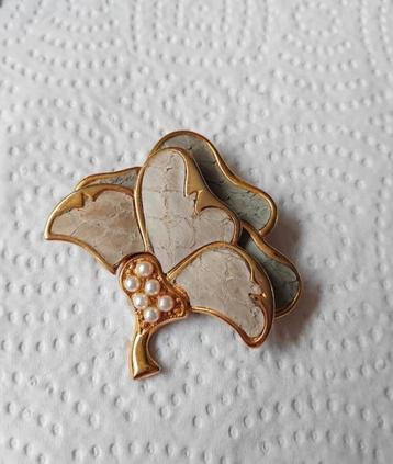 Vintage Bloem Broche met Parels. beschikbaar voor biedingen