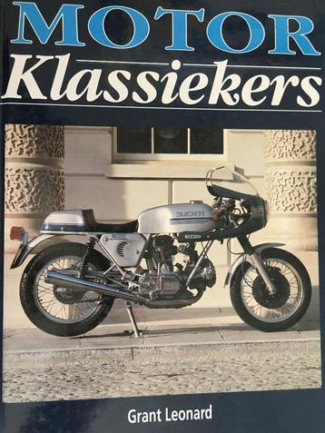 Boek: Geschiedenis van Motor klassiekers - Grant Leonard beschikbaar voor biedingen